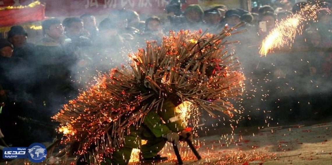 بالفيديو.. هنديون يتحاربون بالألعاب النارية دون ارتداء ملابس واقية