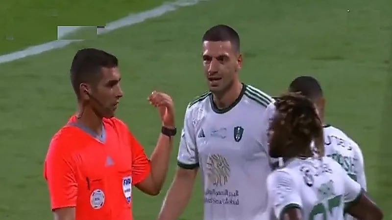 معلق برازيلي عن مهارة لاعب الفتح: لا تفعل ذلك فالرجل لديه عائلة تتابعه .. فيديو