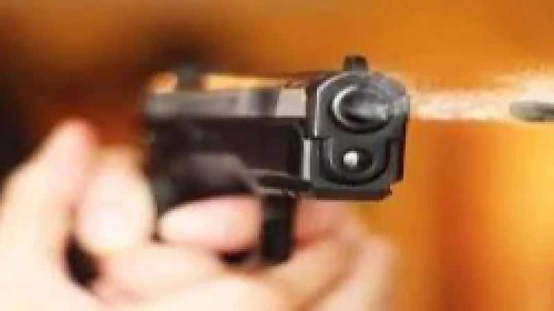 شاب يقتل والديه داخل منزلهما ويفر هاربًا