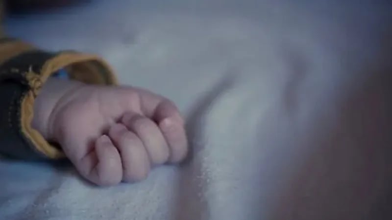 أم تقتل طفلتها بوضعها داخل منزل مغطى بالفضلات وتركها