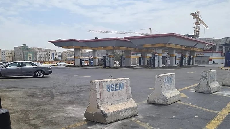 إغلاق محطة وقود خالفت الاشتراطات بجدة