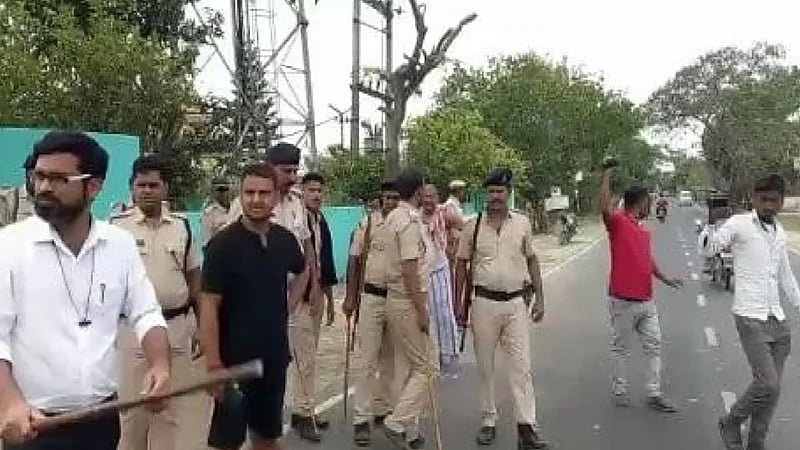 شاهد.. قاضي يضرب شابين بالعصا في شارع عام لقيادتهما الدراجة بدون خوذة