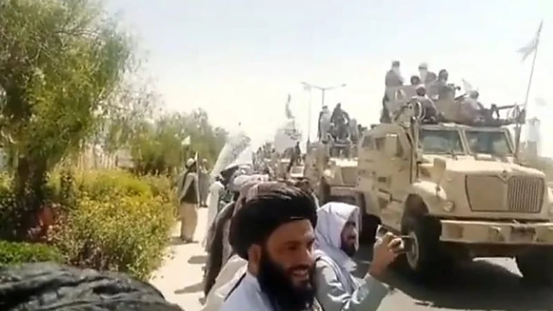 شاهد.. طالبان تقيم استعراضاً عسكرياً بالمدرعات الأمريكية في قندهار 