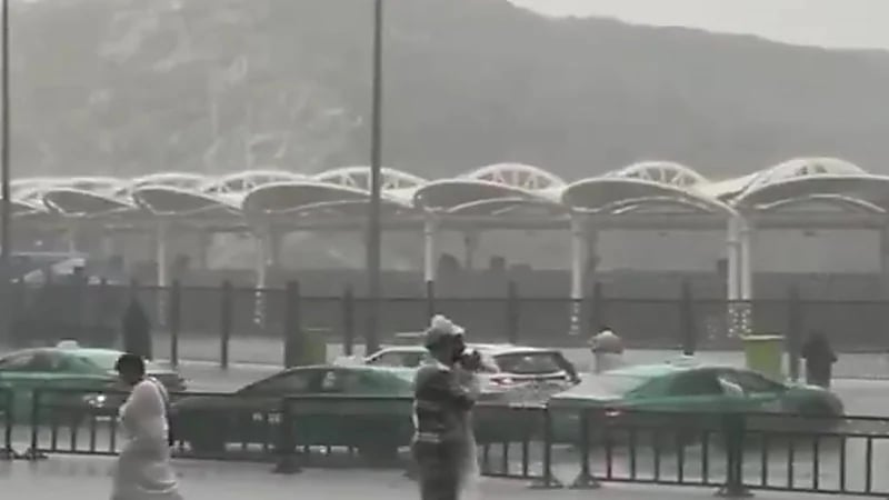 رجل أمن يبتهل إلى الله تحت زخات المطر بجوار المسجد الحرام.. فيديو