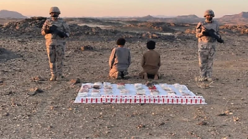 حرس الحدود بمنطقة نجران يقبض على مخالفين لنظام أمن الحدود بحوزتهما مواد مخدرة