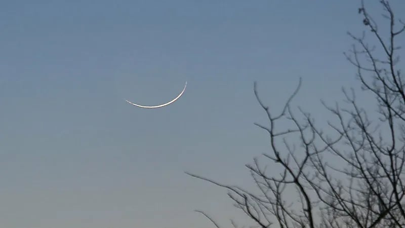 "فلكية جدة": رصد هلال القمر الصغير لشهر رجب اليوم