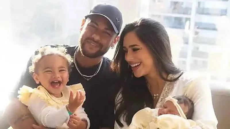 مكالمة الثانية صباحاً من مؤثرة شهيرة تسبب أزمة بين نيمار وصديقته برونا