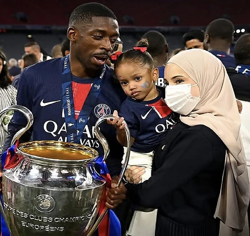 عثمان ديمبيلي يحتفل بالكأس رفقة زوجته وعائلته