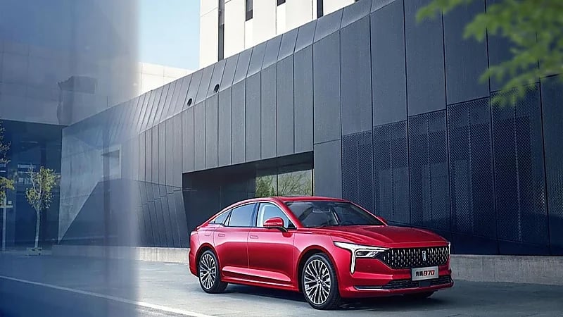 مواصفات وأسعار السيارة بيستون b70 2023 في المملكة ..صور