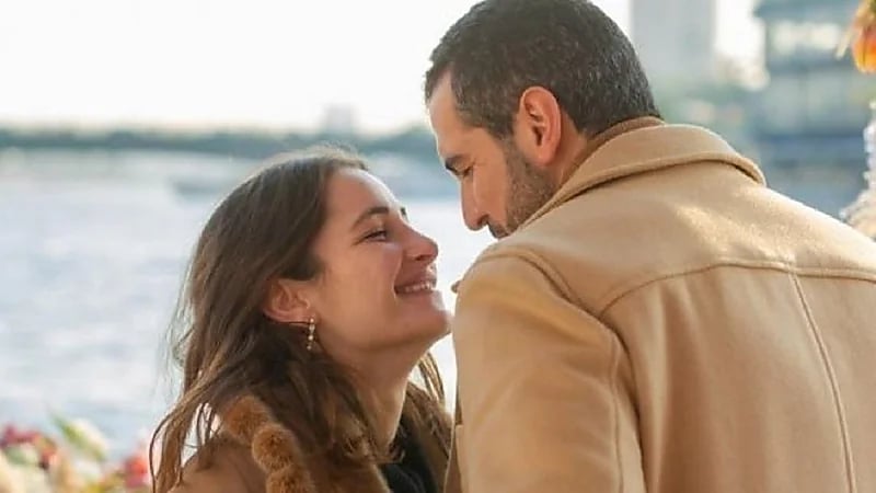 بالصور.. ابنة أصالة نصري تقبل يد عريسها في حفل الخطوبة