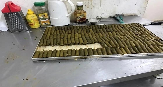 بالفيديو والصور.. الإطاحة بعمالة تدير معمل حلويات مخالف بروابي الرياض