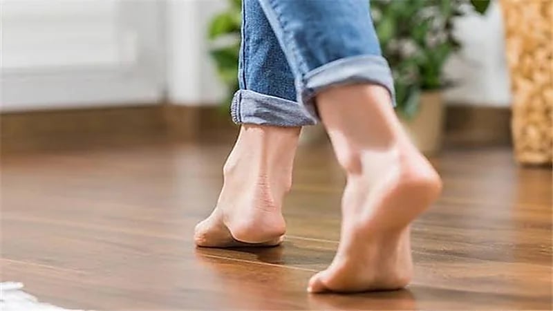 أضرار المشي حافيًا في المنزل