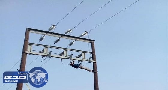 فني سعودي يثير إعجاب المغردين لتفانيه في عمله " صورة "