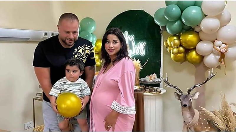 دكتور فود يستعين بشيف لتحضير السوشي لزوجته داخل غرفة الولادة.. فيديو