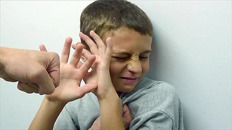 طفل يقفز من الطابق الرابع هربًا من جبروت زوجة الأب