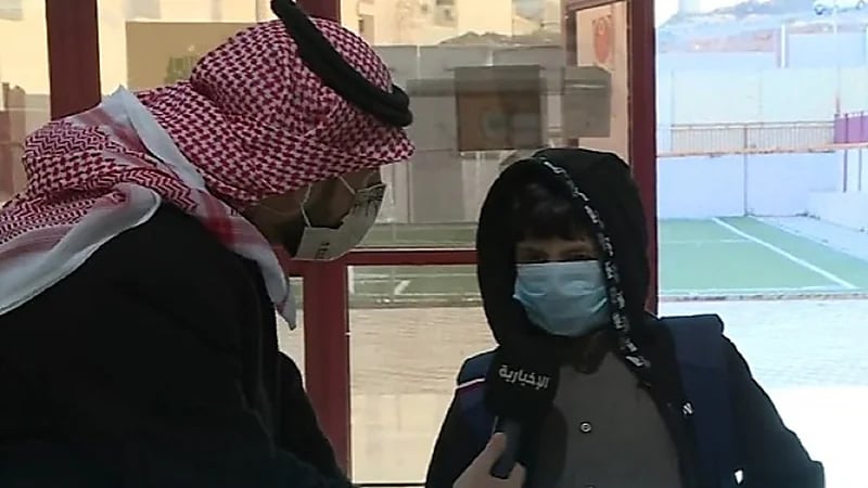 شاهد.. طالب يعبر عن مشاعره لزملائه بعد العودة حضورياً