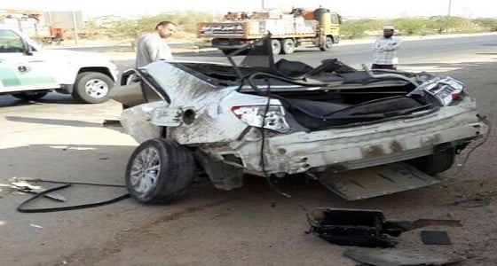 بالصور.. مصرع شخص في حادث اصطدام مركبة بعمود إنارة في الرس