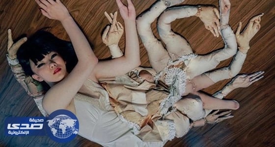 بالصور.. فنانة يابانية تتحدى الإعاقة بعشرات الأرجل الصناعية