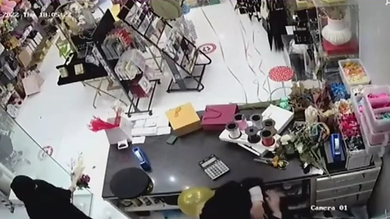 شاهد.. موظفة مبيعات تروي قصة ظهورها في مقطع إنساني مؤثر بأحد محلات الهدايا