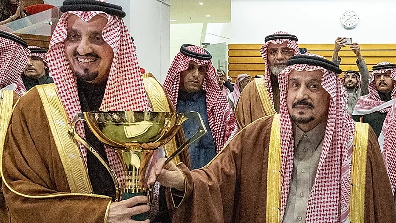 بالصور .. أمير الرياض يتوج الفائزين في الحفل 72 من موسم نادي سباقات