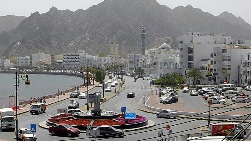 سلطنة عمان تمدد تعليق دخول القادمين إليها من 14 دولة حتى إشعار آخر