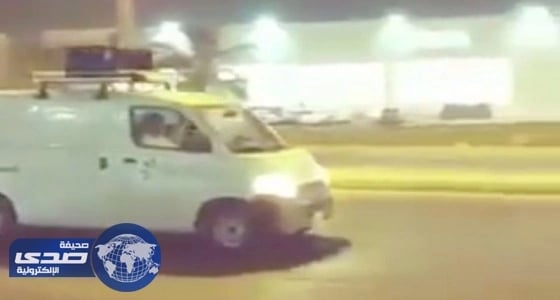 بالفيديو.. سيارة تجوب الشوارع توزع البهجة