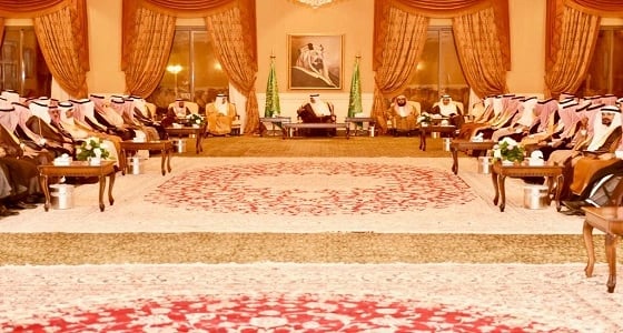 أمير تبوك يلتقي المواطنين خلال جلسته الأسبوعية