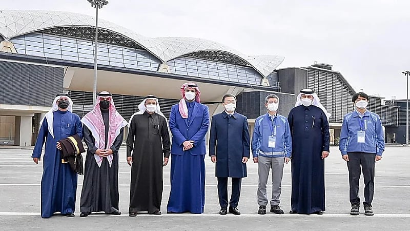 رئيس كوريا الجنوبية يزور إحدى محطات مشروع قطار الرياض