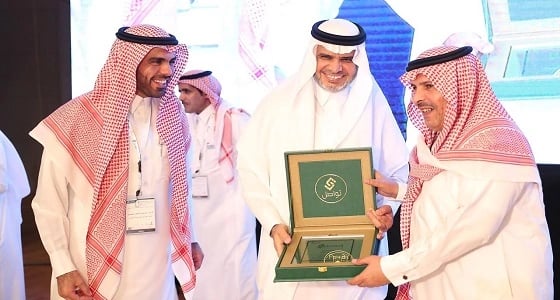 " العيسى " يكرّم مدير عام تعليم الرياض في الملتقى الثالث لخدمة تواصل الإلكترونية