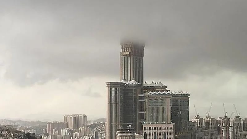 مشهد مذهل لاختفاء برج الساعة بمكة المكرمة وسط السحب الكثيفة.. فيديو