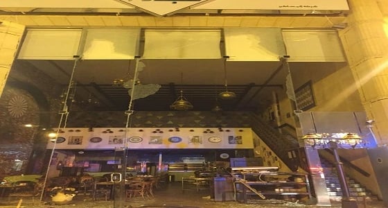 إصابة 5 في حادث تهشم واجهة مطعم بالرياض