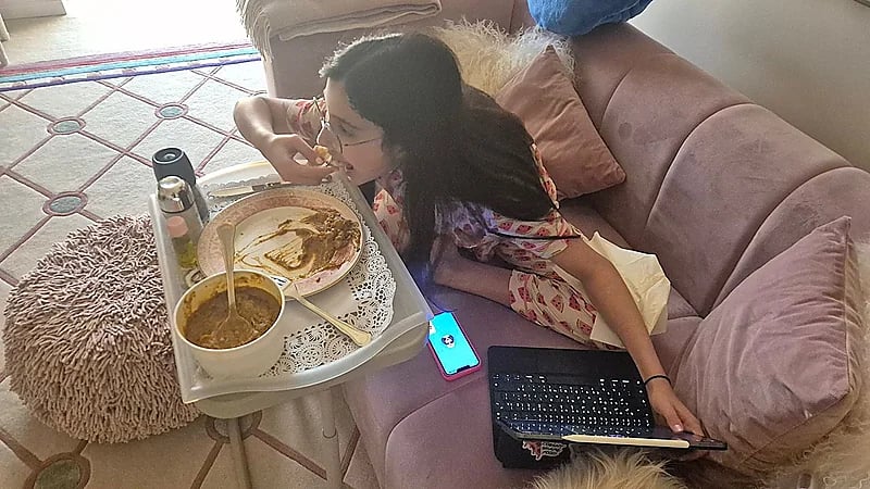 الوليد بن طلال على صورة حفيدته: نورة فول وكمبيوتر بعد صلاة الجمعة