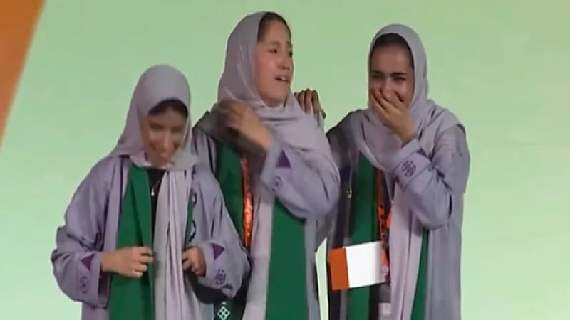 طالبة سعودية تسجد بعد فوزها بإحدي جوائز آيسف 2023.. فيديو