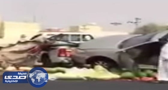 بالفيديو.. سيارة تصطدم بعربة بائع متجول لانشغال قائدها بالجوال