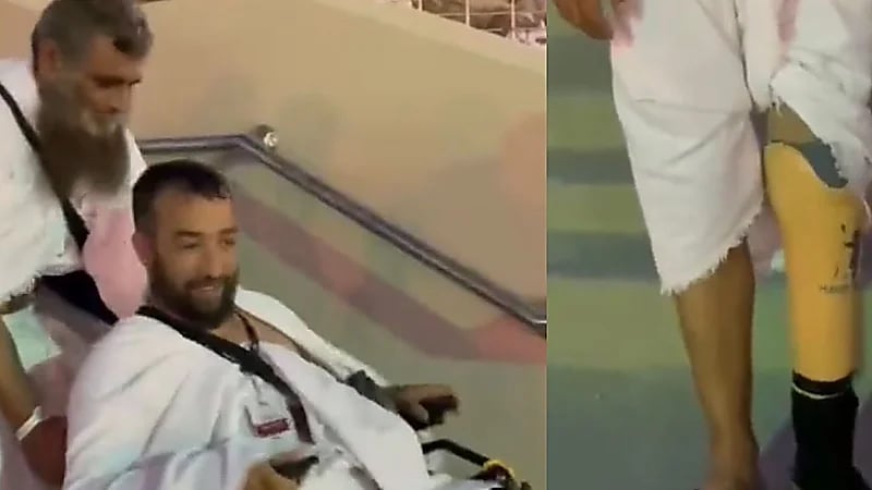 معاق يساعد معاقًا آخر في الصعود إلى جبل الرحمة في عرفات .. فيديو