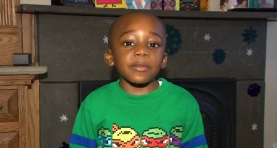 طفل أمريكي يقرأ 100 كتاب في يوم واحد فقط