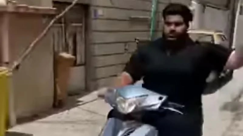 مقطع صادم لـ متحرش وسط الشارع في نهار رمضان يصدم العراقيين