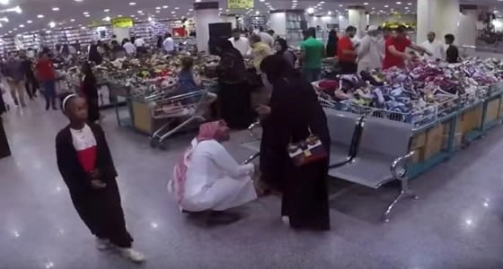 بالفيديو.. رد فعل المتسوقين على امرأة تتعدى على زوجها ووالدته بأحد المحلات