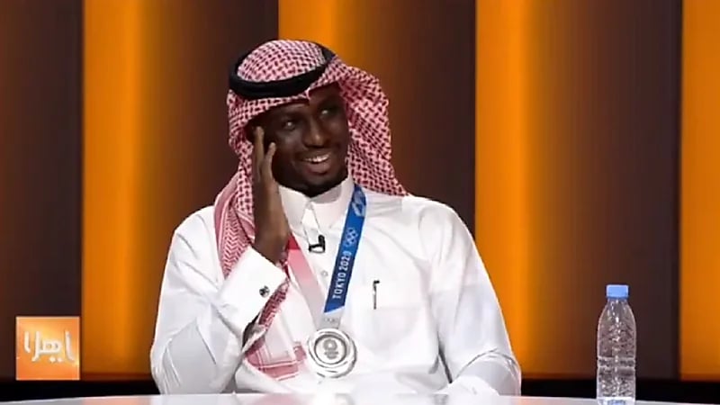 فيديو..البطل طارق حامدي يكشف تفاصيل مكالمة ولي العهد له بعد حصد الفضية