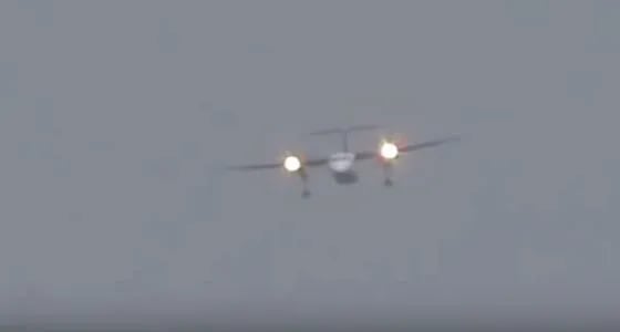 بالفيديو.. طائرة تتأرجح أثناء مقاومتها للرياح عند الهبوط