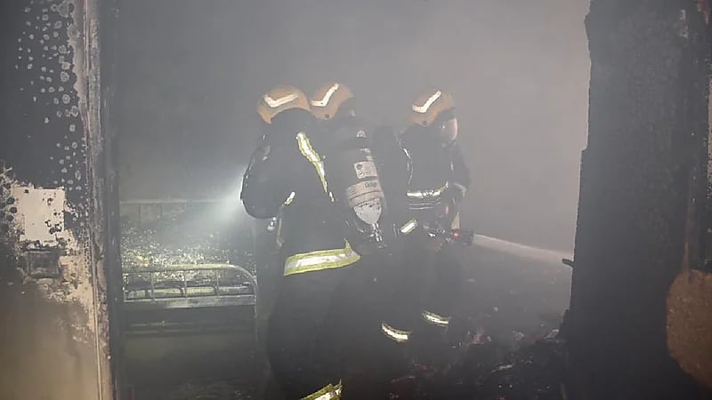 بالصور.. مدني جدة يخمد حريق اندلع في شقة سكنية