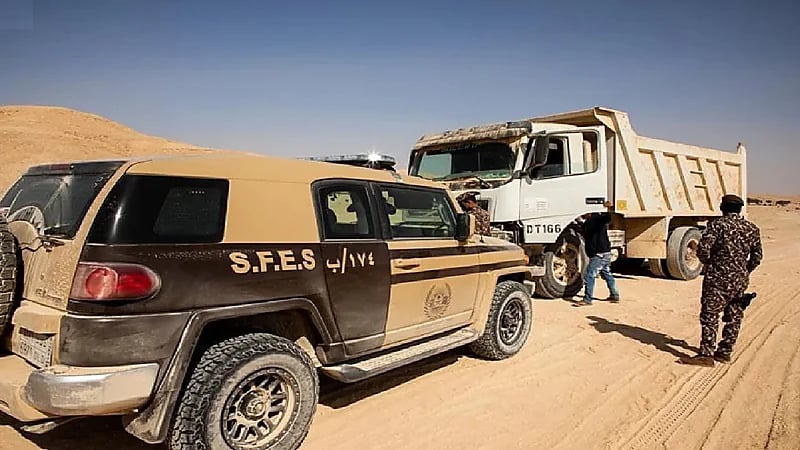 ضبط مخالفين لنظام البيئة لنقلهم الرمال وتجريف التربة دون ترخيص