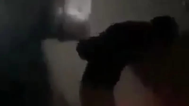 بالفيديو.. تعذيب ليبيين وتعليقهم بالسقف واحتجاجات عارمة تطالب بالقبض على المجرمين