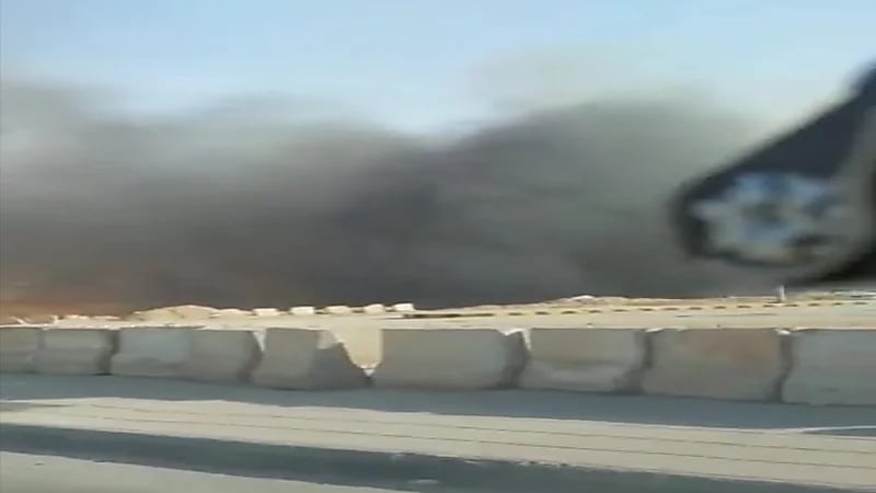 شاهد.. نشوب حريق في الوادي تحت الجسر المعلق