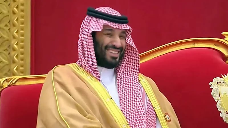 ‎ابتسامة الأمل والتفاؤل ممزوجة بنظرة مستقبلية من قائد ملهم .. فيديو