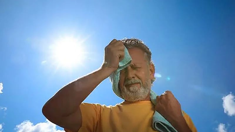 طبيب يكشف عن أكثر الأشخاص عرضة للإصابة بضربة الشمس وأعراضها .. فيديو