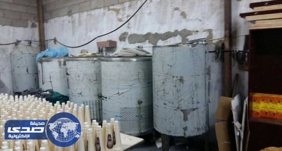 بالصور.. إغلاق معمل عشوائي لتوزيع البخور والعطور المقلدة بجدة