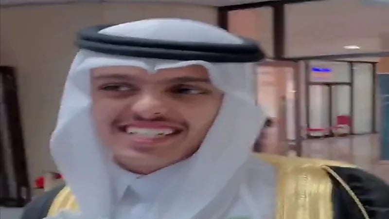 شاب يترك حفل تخرجه ليسلم على أستاذه الذي راهنه على فشله.. فيديو