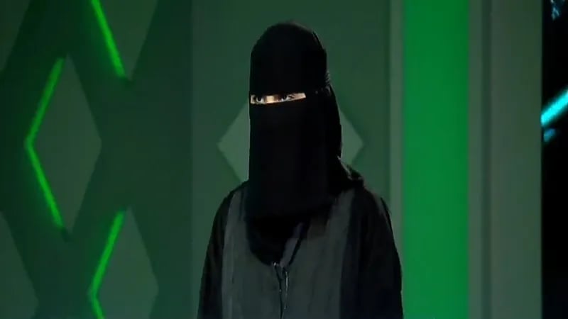 بالفيديو.. قصة ابتكار مواطنة لساعة ذكية تساعد المتلعثم