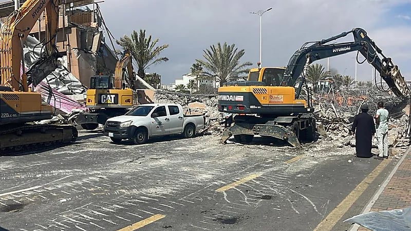 سبب سقوط جسر مشاة على طريق الأمير سلطان بخميس مشيط .. صور